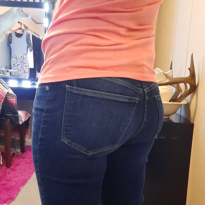 Do you like the way my jeans fit?🍑 https://t.co/2MfYcN5Qng