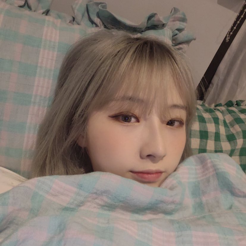 LEADERARCHIVES's tweet image. [ #HASEUL #BANGCHAN ] 
- bed selca