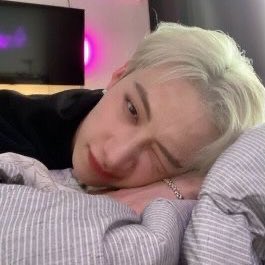 LEADERARCHIVES's tweet image. [ #HASEUL #BANGCHAN ] 
- bed selca