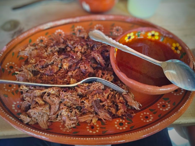 gourmetdemexico's tweet photo. En la cocina de Doña Esthela hacer borrego tatemado es todo un ritual. Acá te contamos más de este joya culinaria de Valle de Guadalupe, Baja California. 👩‍🍳🐑
https://t.co/J9Z0yReCHZ https://t.co/FpsBLwHrjK