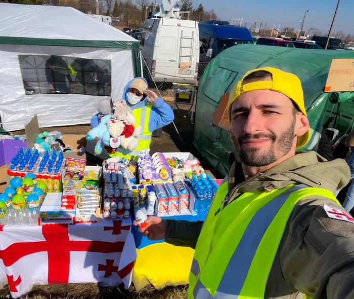 usmctees2711's tweet photo. Trying to make kids day a bit better at Ukrainian-Polish border. Day 5 https://t.co/jpkIGZjFww