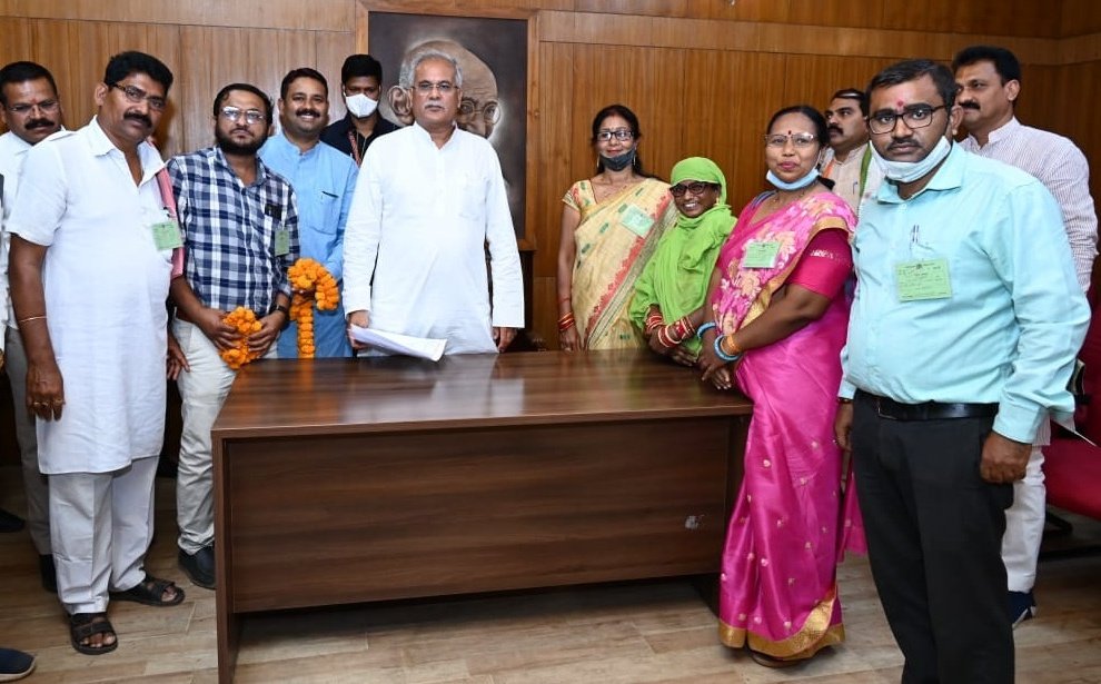 ChhattisgarhCMO's tweet photo. मुख्यमंत्री @bhupeshbaghel
से राज्य शिक्षक संघ छत्तीसगढ़ के प्रतिनिधि मंडल ने मुलाकात कर पुरानी पेंशन योजना बहाली के लिए आभार व्यक्त किया.
#CGBudgetForNYAY
#OPSCG #शिक्षक_संघ
#Chhattisgarh https://t.co/yBzlXsC5iV