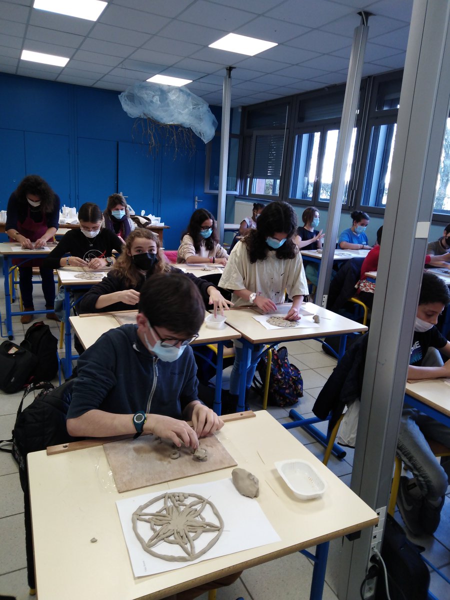 ☀️Aujourd'hui nous vous présentons le projet en cours de la 5ème du collège Victor Duruy <a href="/AcBordeaux/">Académie de Bordeaux</a> pour #regarddegeometre

🧪Référente scientifique : Marie-Line Chabanol
🖍Référente artistique : Nathalie Dejean

#geomview #maths #art #eac