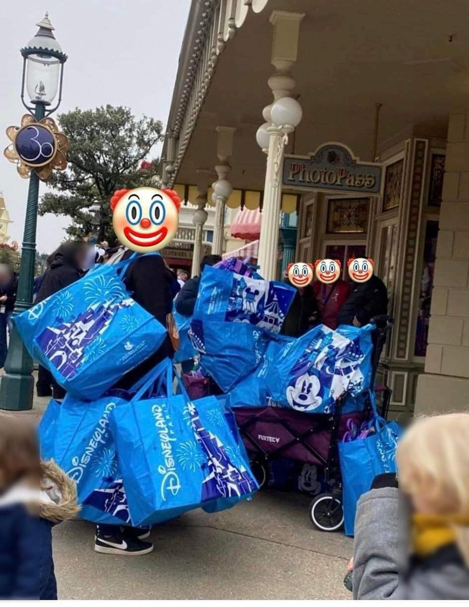 DisneyphileLIVE's tweet photo. Si vous voulez retrouver des boutiques approvisionnées régulièrement et le plaisir d'acheter des produits sur les Parcs, ne jouez pas leur jeu, boycottez-les sur Vinted, Ebay ou les groupes Facebook. https://t.co/SjO0YAUR8C