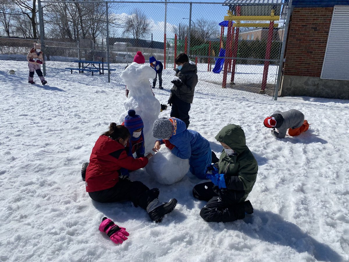 KellsElementary's tweet photo. Enjoying sunny skies and some very creative snow creatures! #outdoorfun #Kellslife #KellsProud ⁦@Kellsacademy⁩ https://t.co/Ob17NMPNP6
