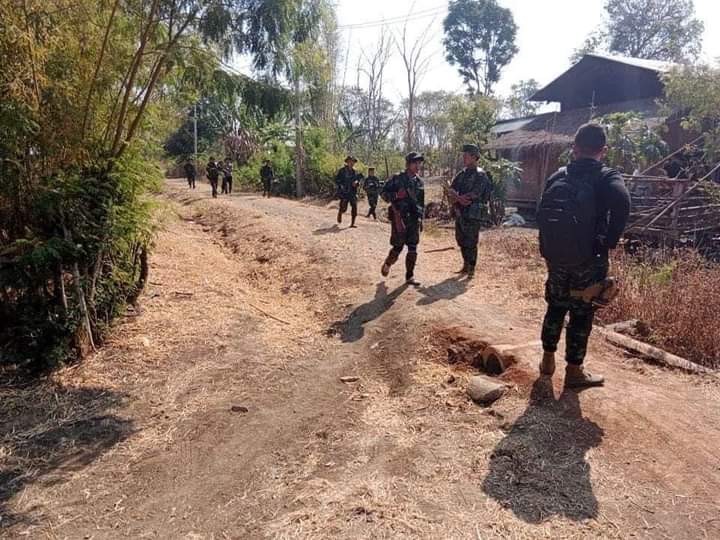 pzl_jourlm's tweet photo. Two comrades were KILLED and five defense forces were seriously injured by heavy shells during an unbalanced clash erupted between junta invaders and KNDF defense allies in Phaekho town, the border land of Shan-Kayah state in the morning of Mar-16. 

#WhatsHappeningInMyanmar https://t.co/oLku225aGv