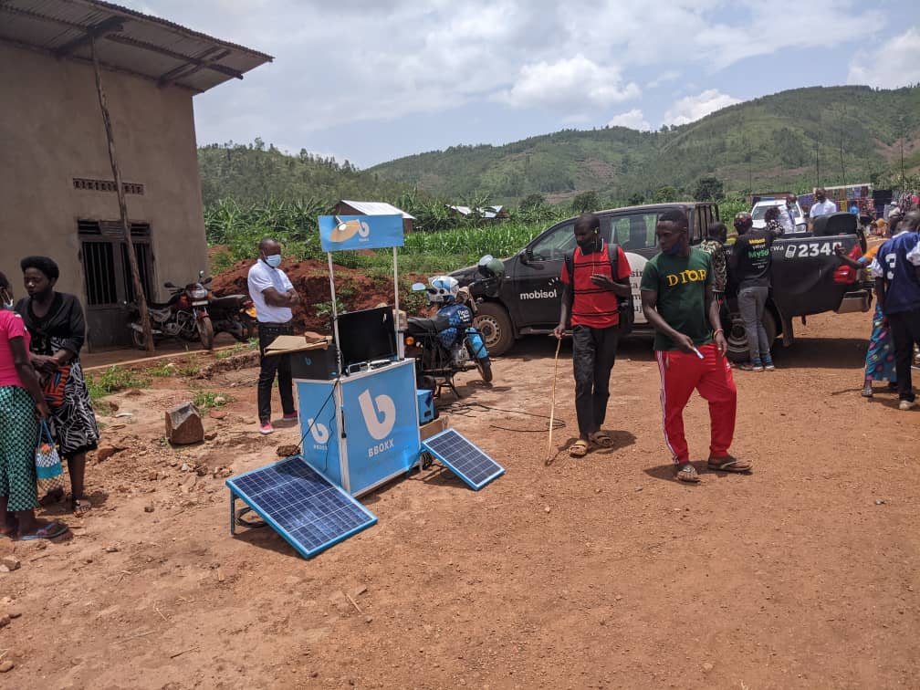 reg_rwanda's tweet photo. Uyu munsi ubukangurambaga bushishikariza abatuye kure y'imiyoboro gukoresha amashanyarazi akomoka ku mirasire y'izuba bwabereye mu isoko rya Cyarubare i #Kabare mu Karere ka #Kayonza. Abahatuye basobanuriwe ko hari #Nkunganire iborohereza ikiguzi cy'ibikoresho by'aya mashanyarazi https://t.co/HUNvZi5bfw