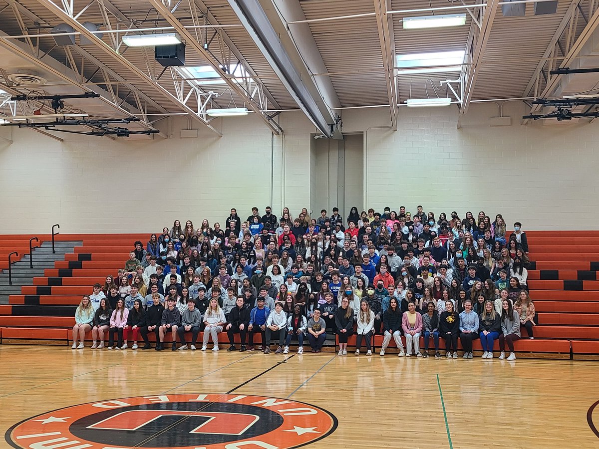 Our freshmen took their class photo today. A definite sign that we are getting closer to the end of the year. We are so proud of our Warriors and soon-to-be Titans! #Classof2025 #SouthSide #UnamiPride @CBUnamiMS pic.twitter.com/pHw59rMPYI