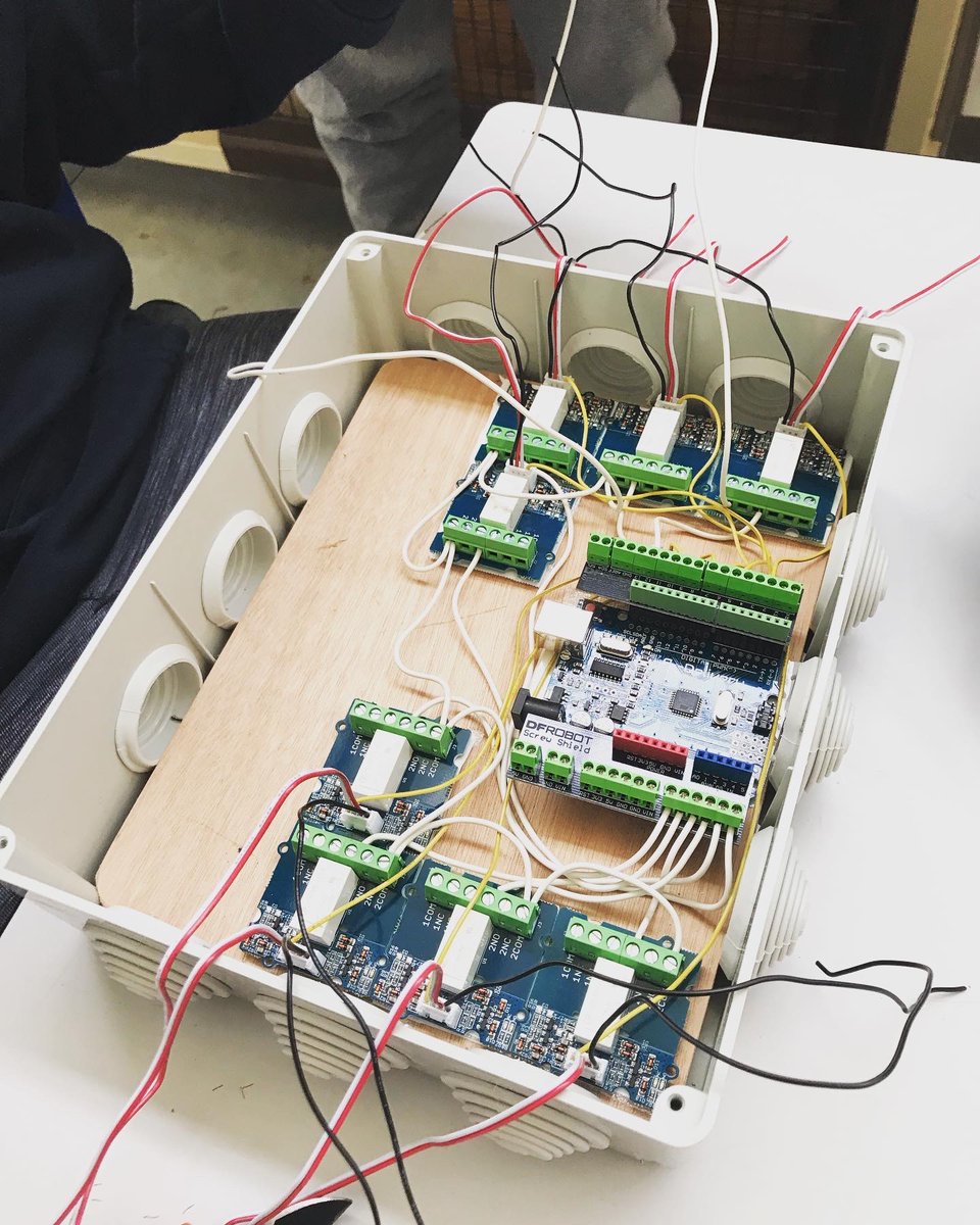 MELEC_Tarnos's tweet photo. Réalisation de 10 boîtes à pannes @arduino pilotée par Bluetooth à destination des sections #BacProMV et #BTSMV du #LPTarnos, #BacProMELEC #MELEC https://t.co/FegjGNolMA