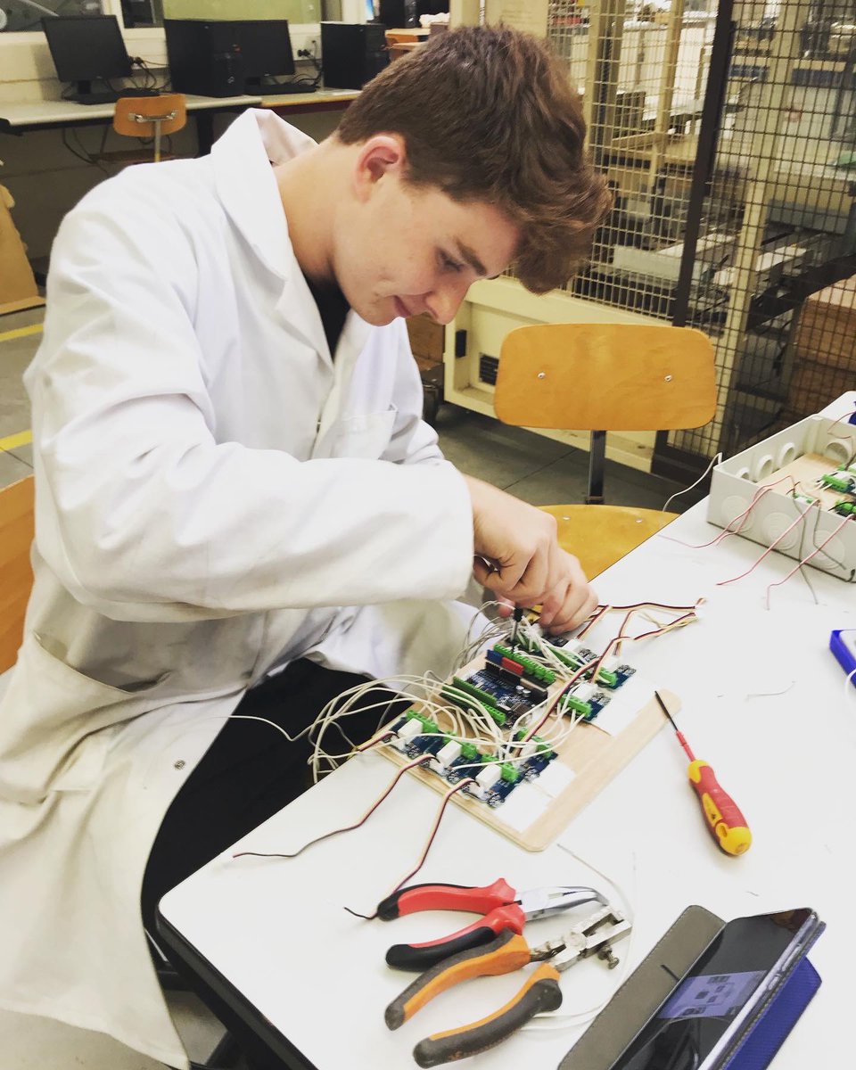 MELEC_Tarnos's tweet photo. Réalisation de 10 boîtes à pannes @arduino pilotée par Bluetooth à destination des sections #BacProMV et #BTSMV du #LPTarnos, #BacProMELEC #MELEC https://t.co/FegjGNolMA
