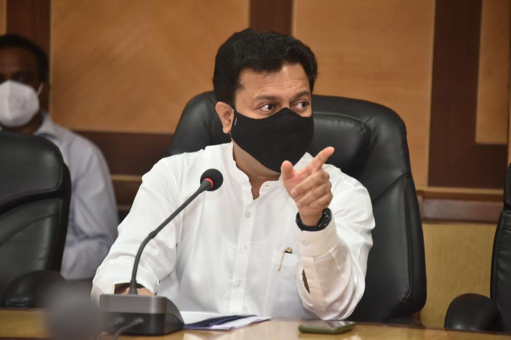 राज्यातील शासकीय व महानगरपालिकेच्या वैद्यकीय महाविद्यालयात वैद्यकीय पदव्युत्तर पदवी (एमडी/एमएस) अभ्यासक्रमाचे शिक्षण घेणाऱ्या निवासी डॉक्टरांच्या #सेंट्रल_मार्ड संघटनेच्या विविध मागण्यांच्या बाबत शासन सकारात्मक असल्याचे
विधानभवनात या संघटनेच्या संदर्भात आज बैठकीत सांगितले.
