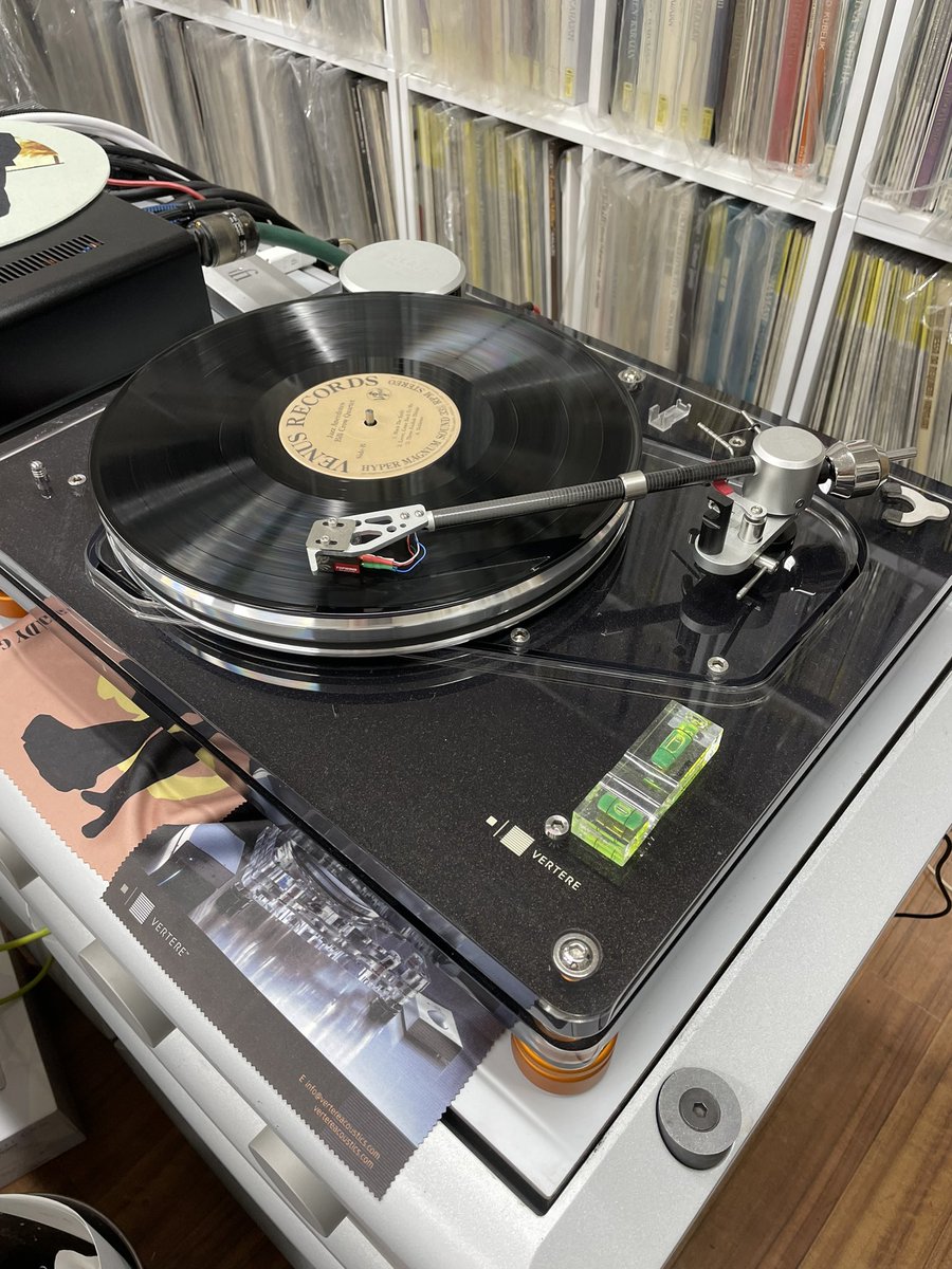Ryo_Shimada's tweet photo. システムの音が良くなったことに気をよくしてジャズ
ヴァンゲルダー録音って60年代のはあまり好みじゃないが92年録音のこれは大変良いと思う
#VenusRecords #BillCrow #RudyVanGelder #JAZZ #vinyl #NowPlaying https://t.co/vGAnvTJ6qz