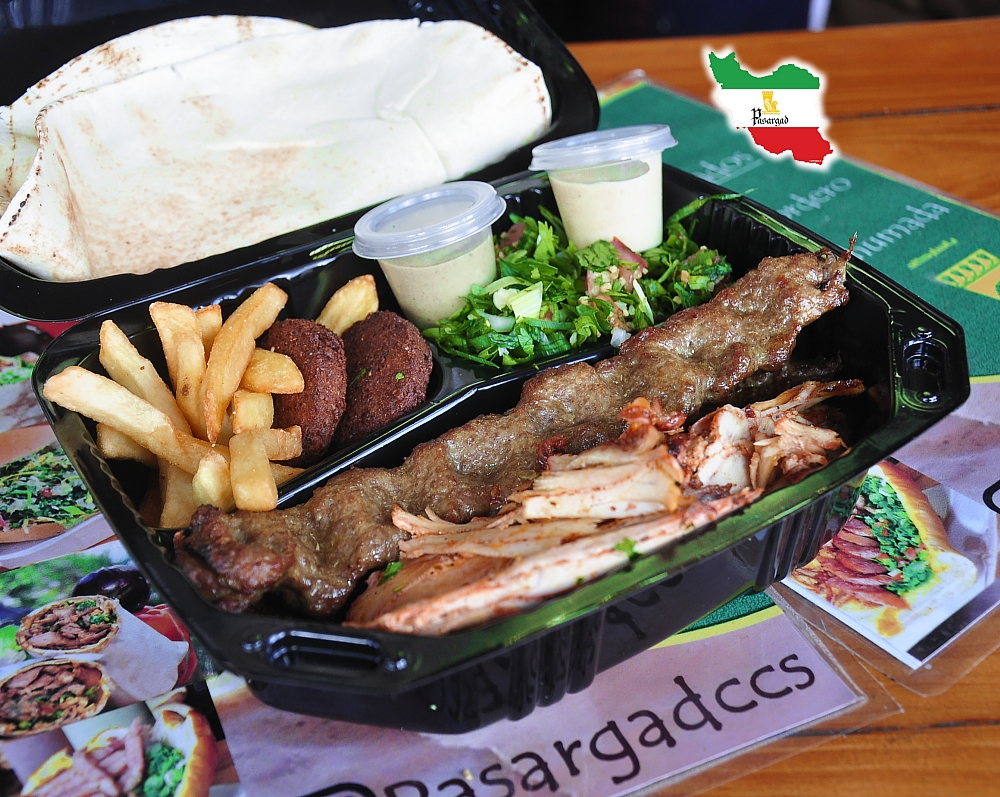 Plato de Kebab con nuestro delicioso pollo y cordero, acompañado de tabule, falafel y papitas fritas, y sus respectivas salsas.
Estamos en Chacao, diagonal al Sambil hacia el Metro, con delivery propio y por Pedidos Ya.

#shawarma #kebab #pollo #cordero #food #caracas #chacao