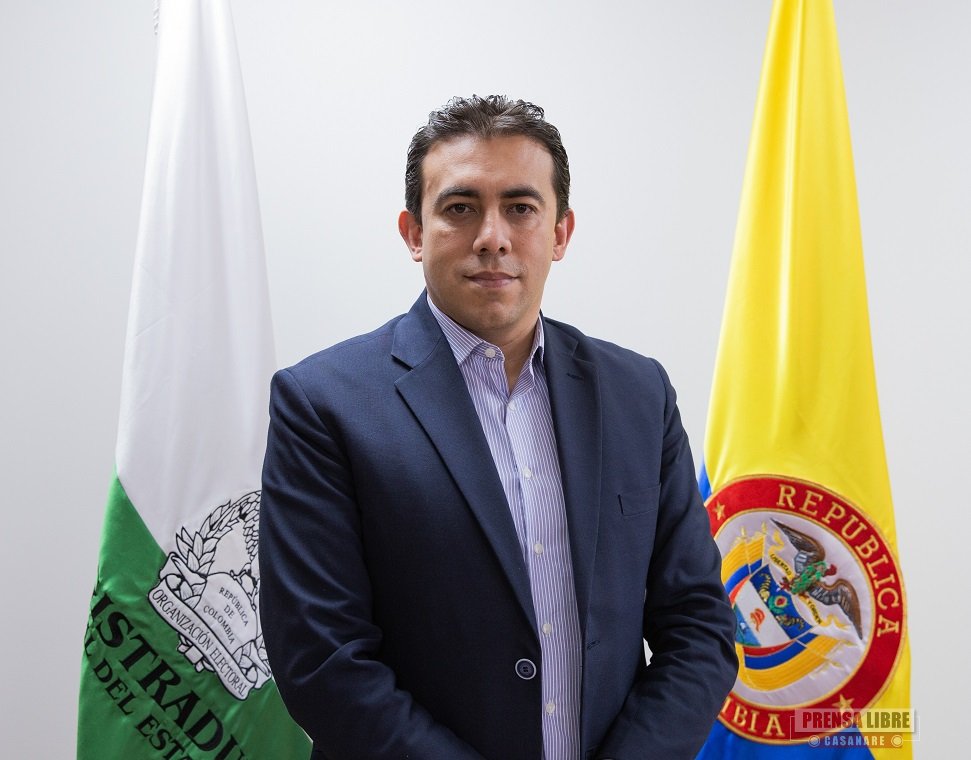Datotrujillo's tweet photo. #FraudeHistorico #OperacionAntifraude Este sujeto q recibe salario d funcionario publico debe ser cuestionado e investigado. Seguro tiene cuentas millonarias en el exterior, varias propiedades a su nombre y el futuro asegurado hace años. Como no hay autoridad, hagamoslo nosotros. https://t.co/Z7SERjDBIl