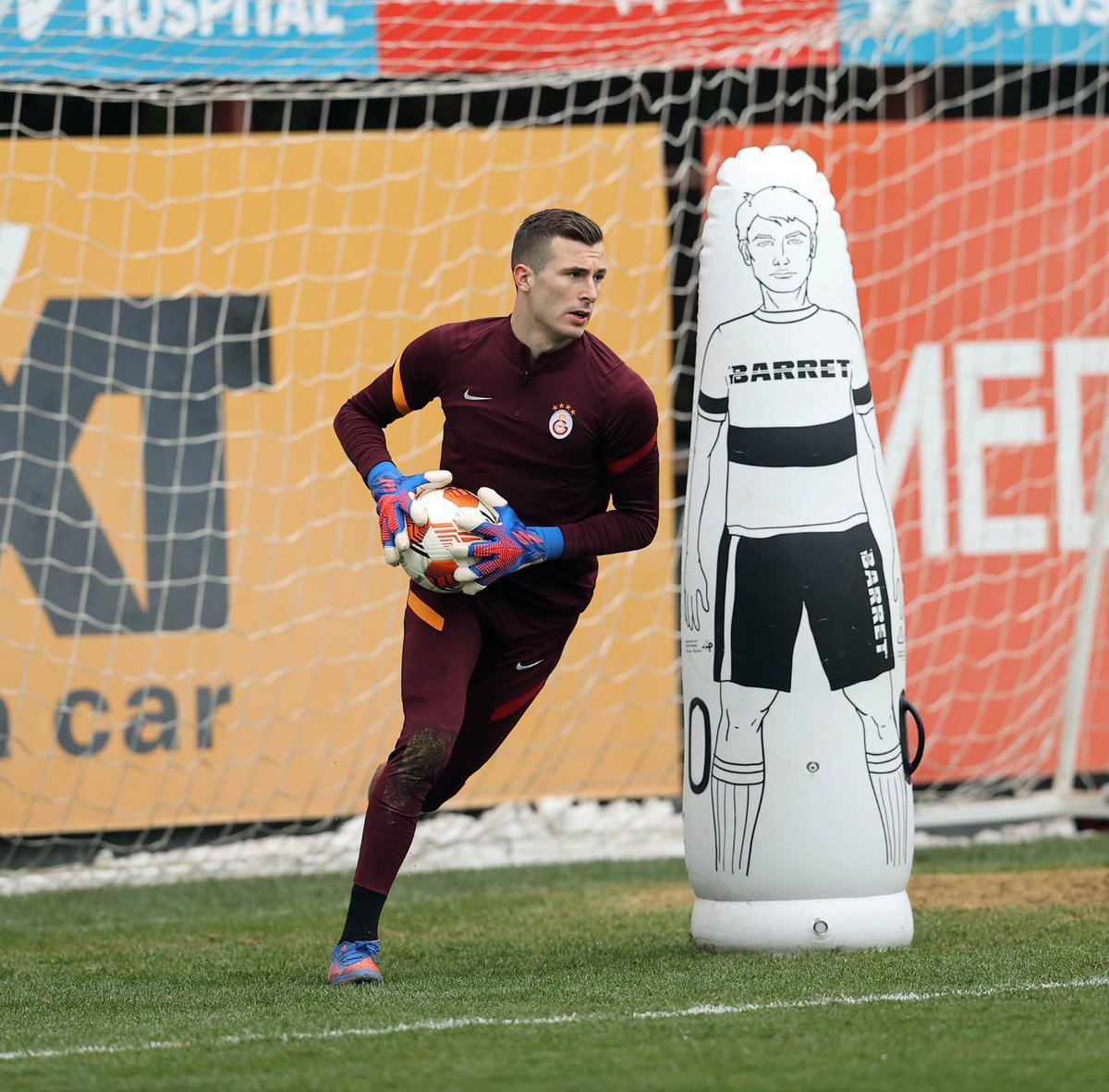 inakipenya's tweet photo. Ready for tomorrow. Looking forward to playing with your support. @europaleague 🦁💪🏽

Preparados para mañana. Muchas ganas de jugar en casa con el apoyo de la afición. @GalatasaraySK 🧤 https://t.co/KW6CviXkm3