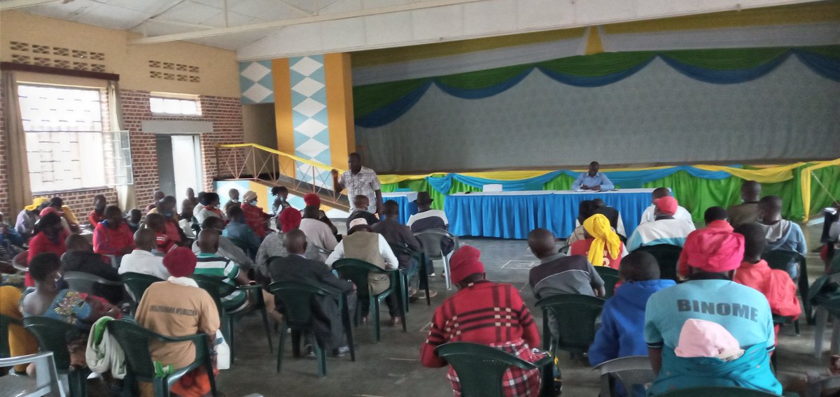 CellNyundo's tweet photo. Inama y'ubukangurambaga kuri gahunda zose za Leta yahuje ba Mutwarasibo, Abajyanama b'ubuzima, Inshuti z'umuryango, para-socials, abajyanama b'ubuhinzi, komite z'imidugudu n'izindi nzego zatowe ku mudugudu n'akagari. Turi mu ngamba zo kwesa imihigo idasaba ingengo y'imari ya leta https://t.co/YRA2AH4kfk