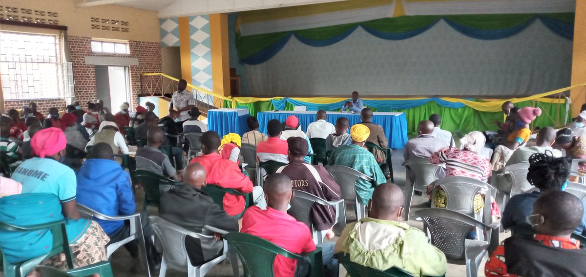 CellNyundo's tweet photo. Inama y'ubukangurambaga kuri gahunda zose za Leta yahuje ba Mutwarasibo, Abajyanama b'ubuzima, Inshuti z'umuryango, para-socials, abajyanama b'ubuhinzi, komite z'imidugudu n'izindi nzego zatowe ku mudugudu n'akagari. Turi mu ngamba zo kwesa imihigo idasaba ingengo y'imari ya leta https://t.co/YRA2AH4kfk