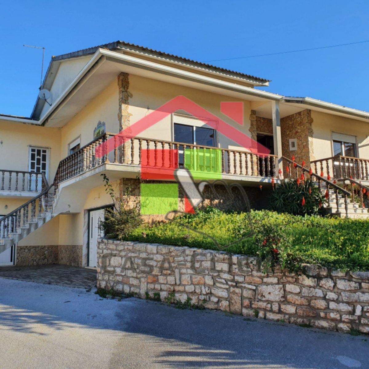 CasaClick3's tweet image. ❗️Moradia V5❗️
📍 Alcanena, Minde
🏞 Vista privilegiada para a Serra dos Candeeiros
✔️ Inserida num terreno com 1581 m2
🛏 2 quartos no R/C e 3 quartos no 1 andar
🚗 2 lugares de estacionamento com cobertura e proximidade às auto-estradas A1 e A23
📞 Contacte-nos sem compromisso!