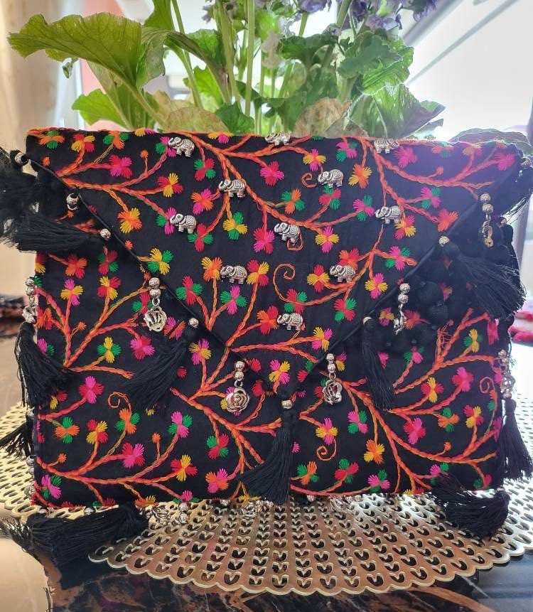 amicaSstudio's tweet photo. Excited to share this item from my #etsy shop: #handbag #handmade bag multicolour Embroidery tussle #black #mothersday #bohohippie #beachwear #sustainablefashion #bohemianbag #handmadeclutch #bohoclutch https://t.co/pXfdd9KvSk
#etsyhandmade #etsygift #onlineshop #shopping https://t.co/tdhAZVJK1E