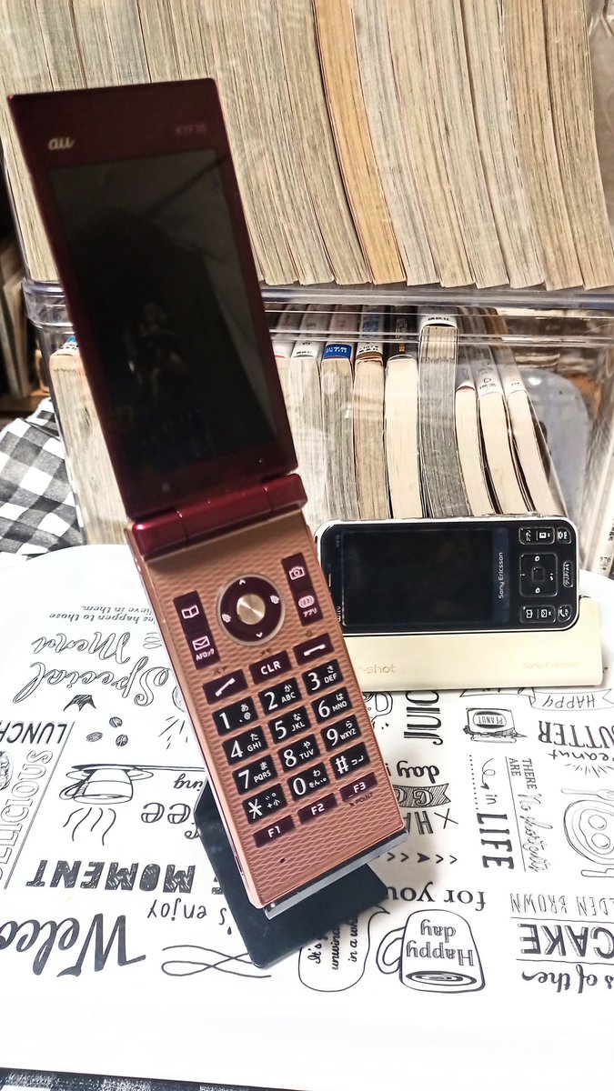 kuda8crow's tweet photo. auのガラケー、3Gサービスがこの3月で終わるとのことで、乗り換え…たのが2020年の12月。
乗り換え後もやっぱりガラケー…ならぬ、ガラホ。
以前のw61sは12年お世話になりました。KYF35は何年共に過ごすだろうか☺️
#au #3G #ガラケー #KYF35 #w61s https://t.co/dkXVcTLCZk