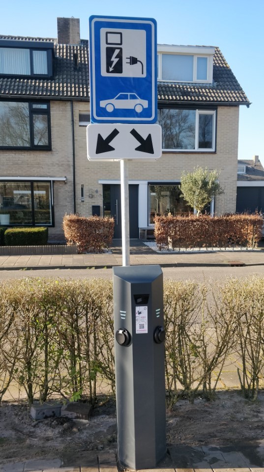 Direct uw elektrische (hybride) auto laden met 100% groene energie? Dan kan vanaf nu ook bij de meest duurzaame en #Gasloze #Kerk in NL. 

Mede mogelijk gemaakt door <a href="/gemharderwijk/">Gemeente Harderwijk</a> <a href="/Chargepoint/">Chargepoint</a> &amp; @handelsgroep >Dank!

petrakerkharderwijk.nl/nieuws/laadpaal #laadpaal #ElektrischeAuto #Harderwijk