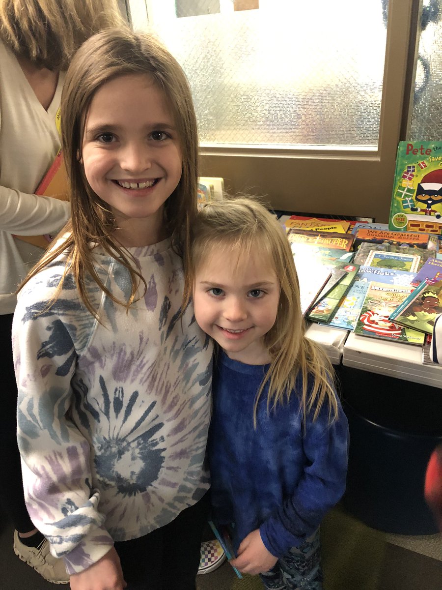 danielspeeps's tweet photo. March is Reading Month book shopping!!!  Look at those happy faces and AMAZING finds!  #angellisallthat https://t.co/lx9bk4eQ1Q