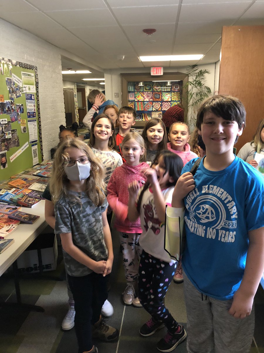 danielspeeps's tweet photo. March is Reading Month book shopping!!!  Look at those happy faces and AMAZING finds!  #angellisallthat https://t.co/lx9bk4eQ1Q