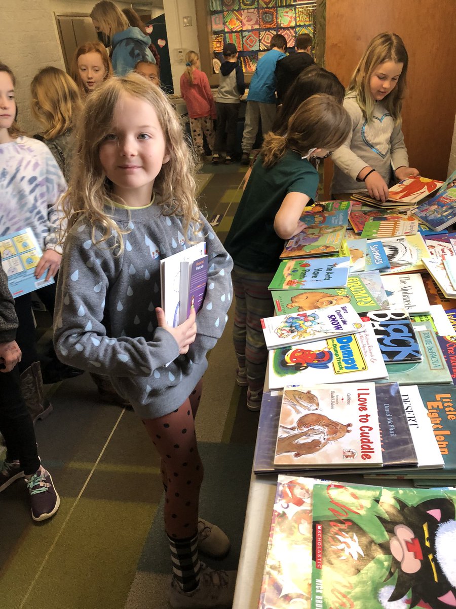 danielspeeps's tweet photo. March is Reading Month book shopping!!!  Look at those happy faces and AMAZING finds!  #angellisallthat https://t.co/lx9bk4eQ1Q