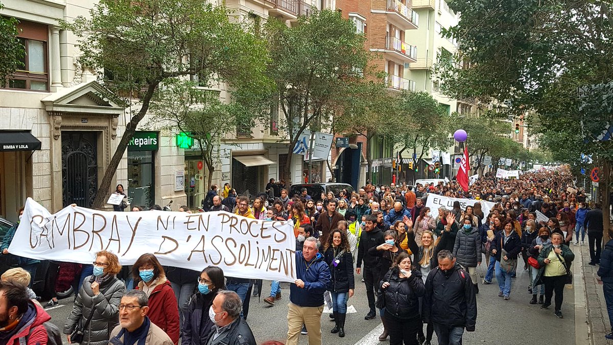 jabaronba's tweet photo. La nostra pancarta cap al Dept.Educació. Manifestació 15/03. 
#VagaEducacio #cambraydimissio #sialatecnologia https://t.co/57CsWPYhy5