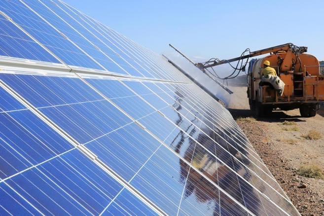 TheophanesRex's tweet photo. Diesel-powered truck for cleaning solar panels. https://t.co/QXwHyBCOGY