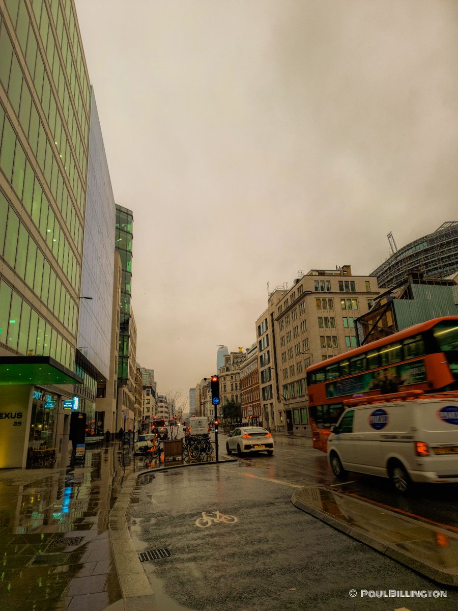 Billo20Four7's tweet photo. Definately a tinge of Sahara Dust in the sky this afternoon in London... #brownsky #weather #London #rain #brown #streetphotography https://t.co/WvUmq53lzl
