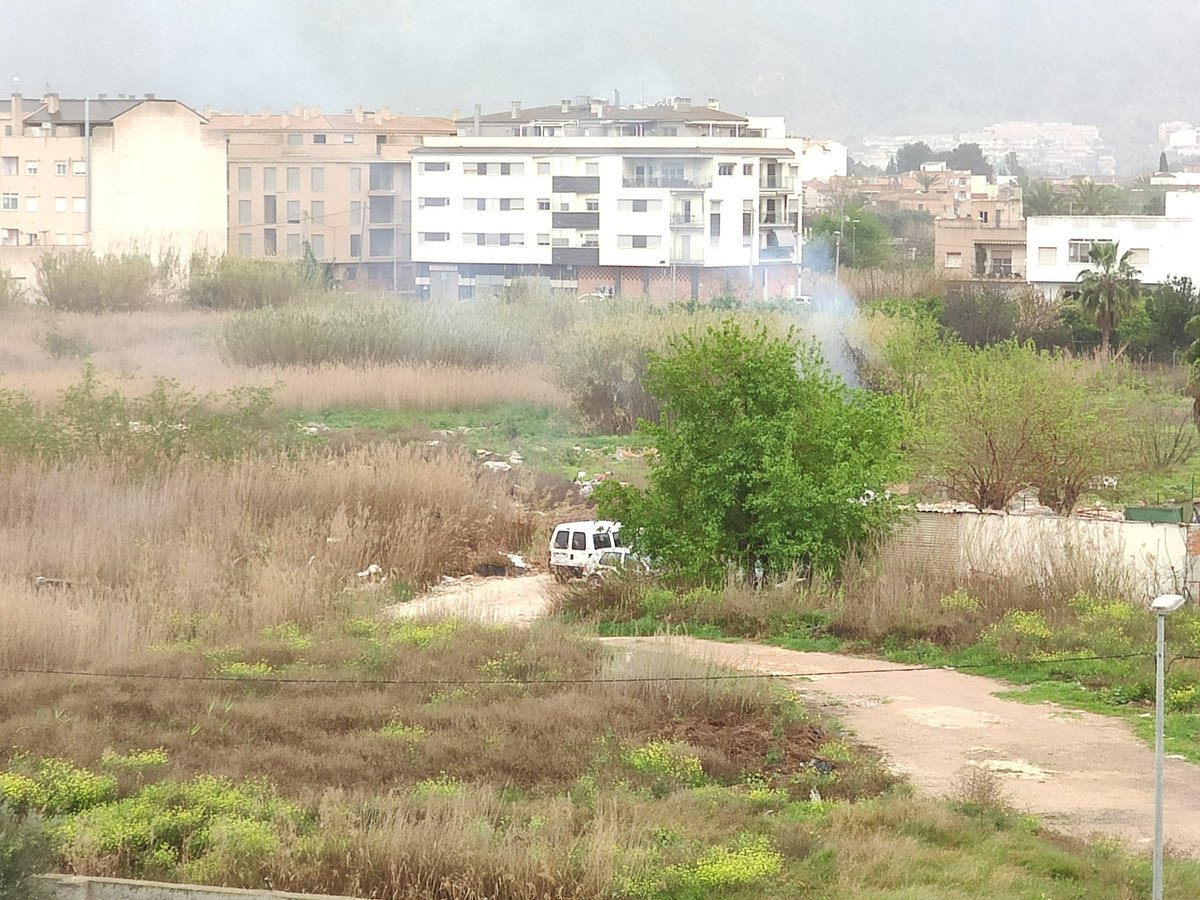 chemallmur's tweet photo. 1 imagen 13.00h
2 imagen 15.20h
2 avisos. Pero el humo sigue saliendo como cual barco de vapor 
@AytoMurcia @SerranoJAntonio y a los municipales ni los nombro, no se conocen el callejero de Murcia. https://t.co/5MagQpB5NS