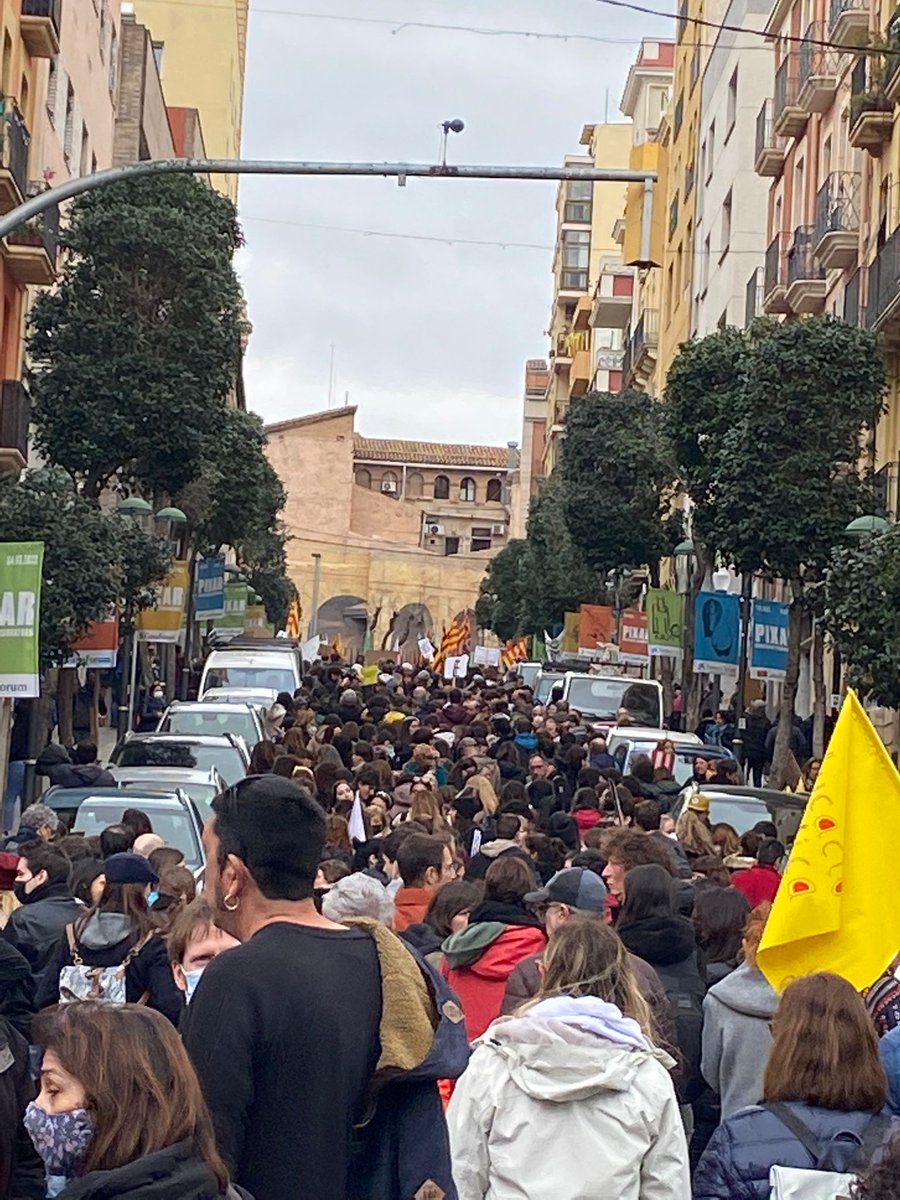 jordisalvia's tweet photo. Segon dia de mobilitzacions massives arreu del país per la #VagaEducació. El conseller, enlloc de seure a dialogar amb els docents, es dedica a fer monòlegs a través de rodes de premsa. Sit and talk, @govern! https://t.co/JEiF9RNdKE