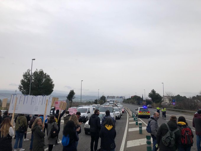 jordisalvia's tweet photo. Segon dia de mobilitzacions massives arreu del país per la #VagaEducació. El conseller, enlloc de seure a dialogar amb els docents, es dedica a fer monòlegs a través de rodes de premsa. Sit and talk, @govern! https://t.co/JEiF9RNdKE