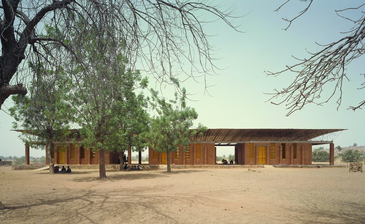 Citedelarchi's tweet photo. 🧱Grâce aux pratiques vernaculaires de son pays d’origine et ses connaissances en bioclimatique acquises à Berlin, Diébédo Francis Kéré émancipe l’architecture des matériaux importés et propose des chantiers inclusifs pour des bâtiments adaptés au climat subsaharien. https://t.co/kATFwcSsEc