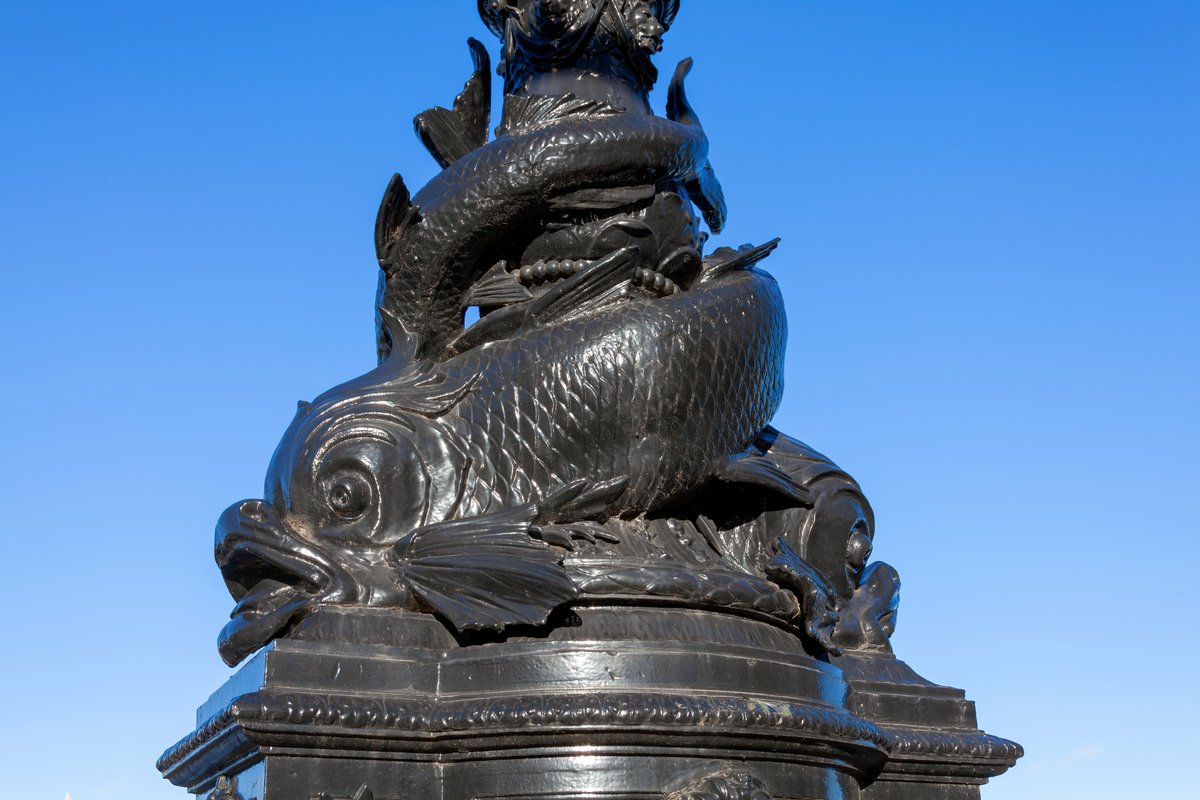 According to Wikipedia the lamps along the Embankment are modelled on 'either dolphin or fish'. Someone thinks this looks like a dolphin. A dolphin.