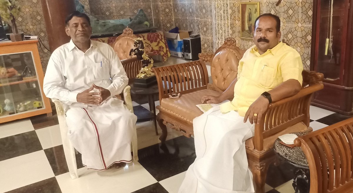 OnlineSenai's tweet photo. மாட்சிமை தங்கிய இராமனாதபுரம் ராஜா நா.குமரன் சேதுபதி அவர்களை இன்று அரண்மனையில் சந்தித்து ரிபெல் சேதுபதி விழா குறித்து உரையாடினோம். 

அப்போது இளஞ்செம்பூர் முதலாளி, ஆப்பனாடு மறவர் சங்க நிறுவனர் செ.இரத்தினவேல் சாமித் தேவர் பேரன் இரவி (எ) இரத்தனவேல் சாமித் தேவர் அவர்களுடன்... https://t.co/ES9xQaqLnb