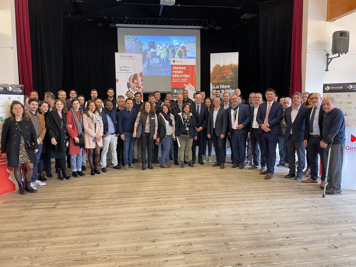 JG_Breton's tweet photo. Très heureux de célébrer la 250 000e prise fibre de @girondehautmega aux côtés du département de la @gironde. Merci et bravo à tous les acteurs de la réussite de ce projet #collectif ! #lafibrenousrelie https://t.co/FVnJXlzJZs