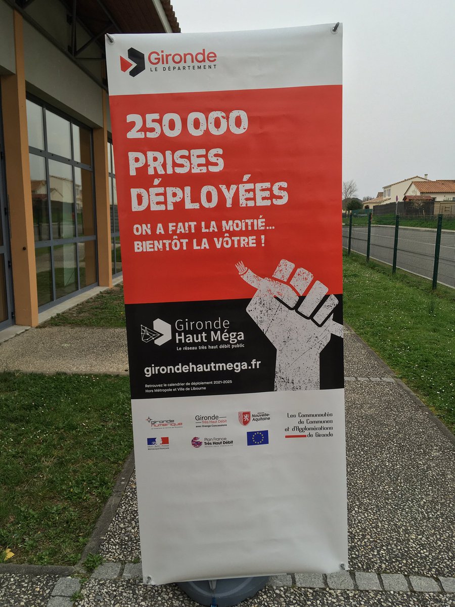 JG_Breton's tweet photo. Très heureux de célébrer la 250 000e prise fibre de @girondehautmega aux côtés du département de la @gironde. Merci et bravo à tous les acteurs de la réussite de ce projet #collectif ! #lafibrenousrelie https://t.co/FVnJXlzJZs