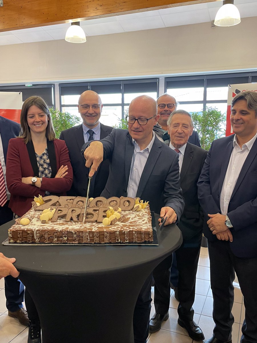 Très heureux de célébrer la 250 000e prise fibre de <a href="/girondehautmega/"><a href="/gironde/">Gironde</a>hautmega</a> aux côtés du département de la @gironde. Merci et bravo à tous les acteurs de la réussite de ce projet #collectif ! #lafibrenousrelie