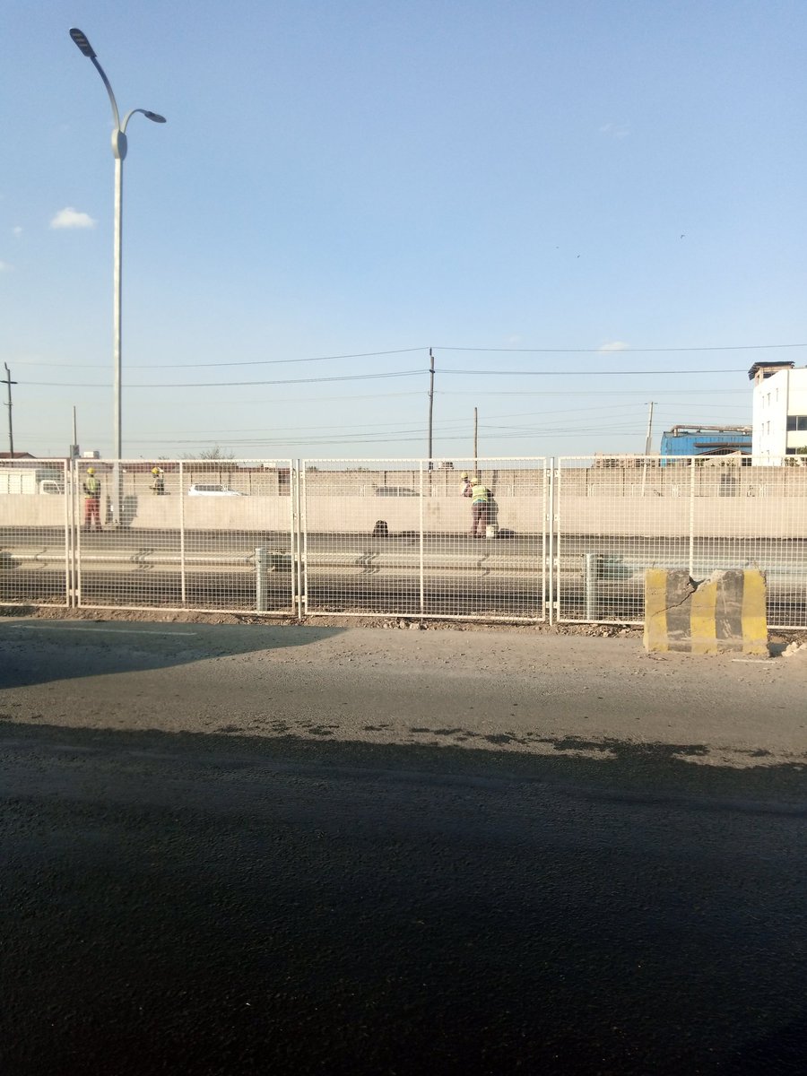 JangoloNelson's tweet photo. What is the plan @KeNHAKenya for public bus-stops for Mombasa road from Cabanas to Mlolongo? 

No footbridges coming up along this stretch of road. Convenience is key to avoid human-car conflicts. https://t.co/9rIUO4IOFc