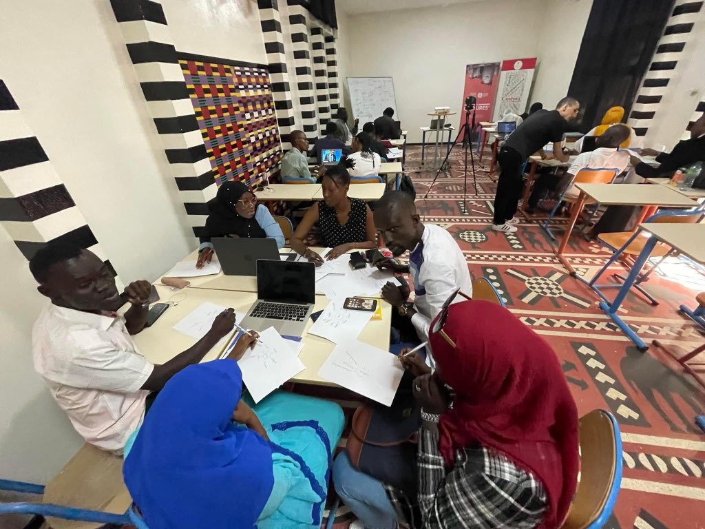 APassagers's tweet photo. Nous lançons aujourd’hui à #Kaolack la première journée de formation, autour du #Design et #Branding avec Abdelilah Mahattem.

Nous remercions notre partenaire African Culture Fund - ACF, et l’@AFKaolack pour l’accueil des activités.

#WE_NDAWÑI #Passagers #WeArePassagers #kebetu https://t.co/WWKRr6HILH
