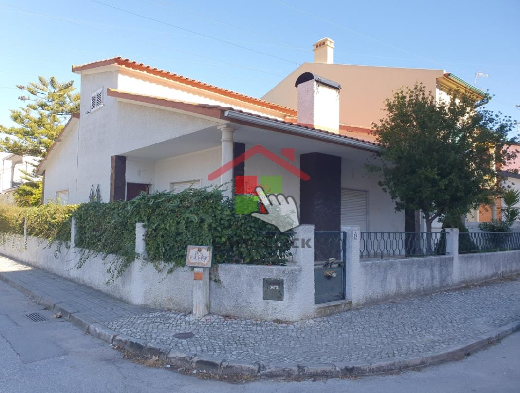 CasaClick3's tweet image. ❗️Moradia V3❗️
📍Entroncamento
🛏 Moradia inserida num terreno com 348 m2 composto por: hall de entrada, sala, 3 quartos, 2 instalações sanitárias, cozinha com copa, garagem, lavandaria, salão no sótão e logradouro
📞 Quer saber mais informações? Contacte-nos sem compromisso!