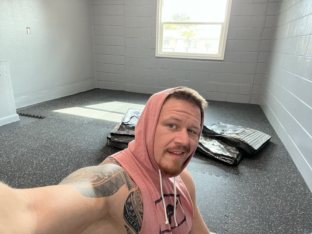 StormThomas50's tweet photo. Morning stretch session in MY GYMโฆ Flooring almost complete. Going to place order for equipment. Itโs coming together & itโs gonna be DOPE!
#gym #homegym #workinprogress #progress #happy #goals #gymgoals #process #fitlife #gymlife #home #balance #stormfitness #stormgym #letsgo https://t.co/9KNoZsM0yc