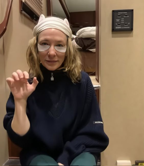 cateeblanchette's tweet photo. no thoughts, just Cate Blanchett being adorable https://t.co/b2dVRIehOt