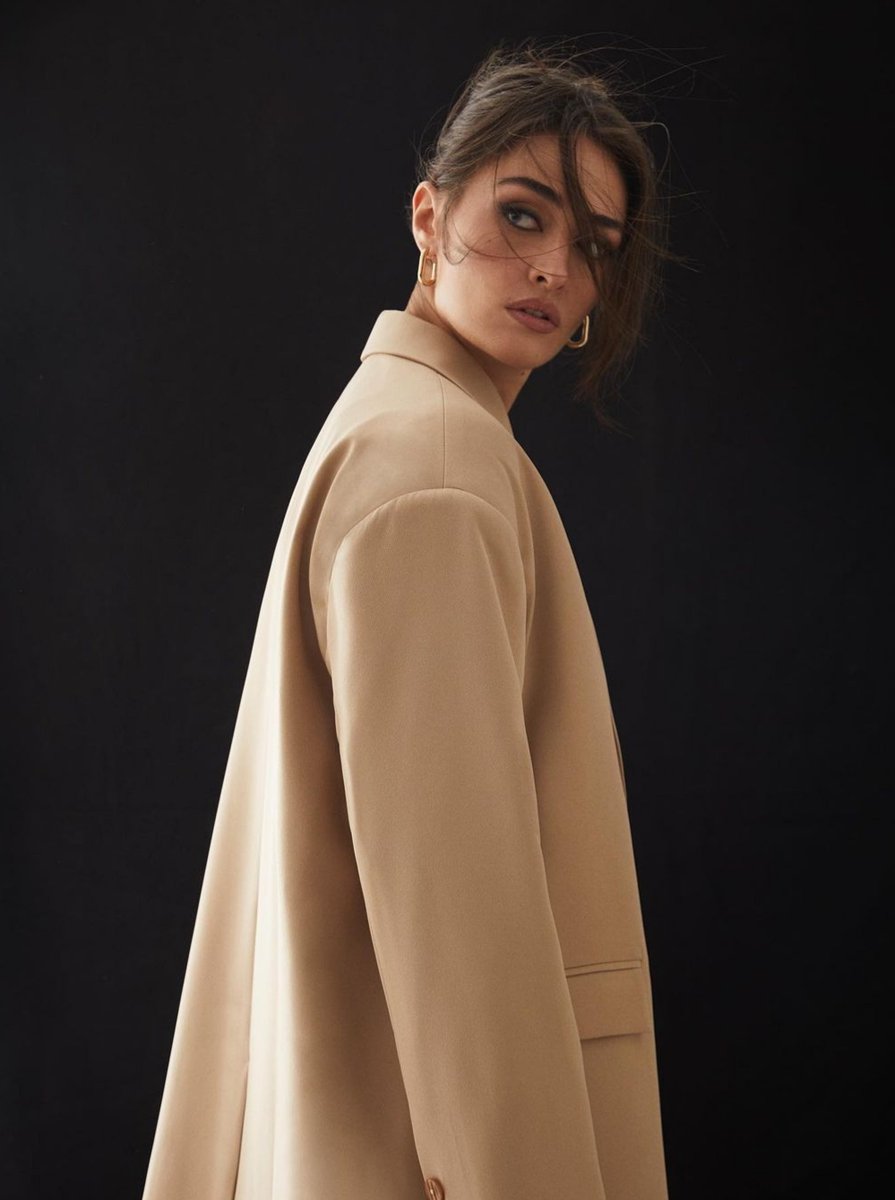 timelessstyle3's tweet photo. #EsraBilgiç https://t.co/LOKtYOIeB4