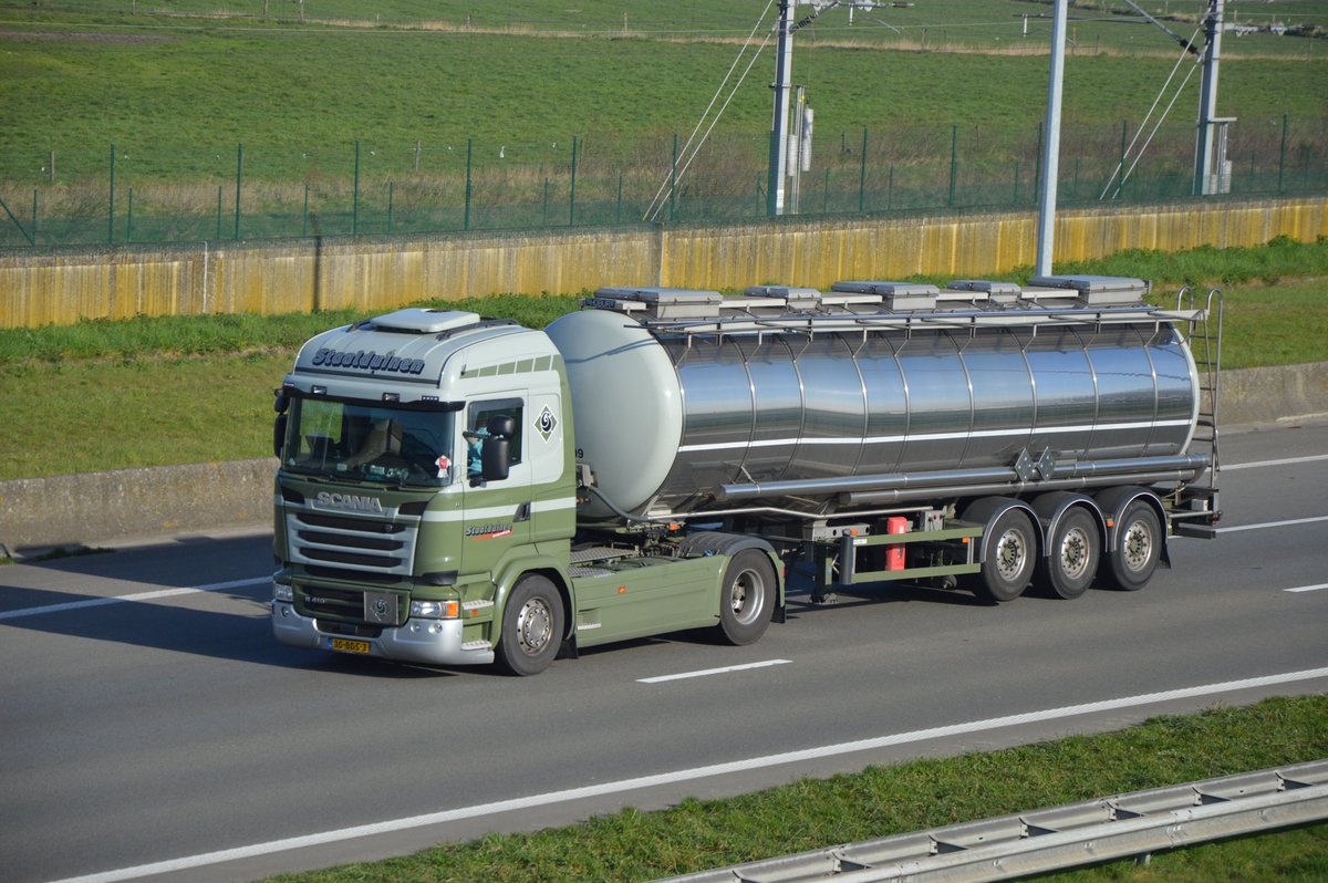 Burgtrailers's tweet photo. Wij kregen van een Belgische transportliefhebber een aantal Burg/Hobur foto's toegestuurd.
Waaronder toevallig ook de recent gerenoveerde 4-assige #Gerbuvet oplegger.
Bedankt Steven Vandevoorde !

#staalduinen 
#disko
#derijke
#volvotrucks
#scaniatrucks https://t.co/zKKdArDM6u