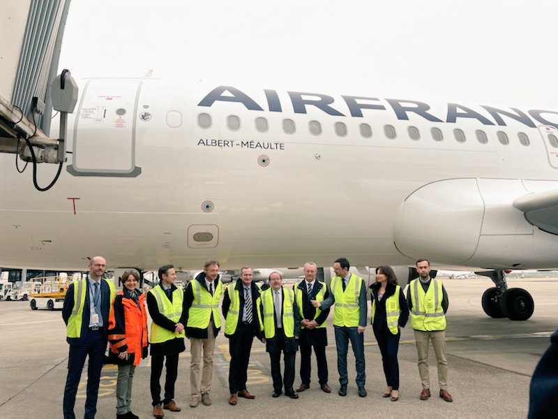 À #Orly avec le Sénateur Stéphane Demilly, le Député <a href="/gregorylabille1/">gregory labille</a>, Claude Cliquet maire d'Albert et Jean Michel Fournier maire de Méaulte autour de l'#A320 d'#AirFrance "Albert-Méaulte"
Fierté d'honorer ce grand territoire aéronautique aux côtés de <a href="/ParisAeroport/">Paris Aéroport</a> et d'<a href="/Airbus/">Airbus</a>