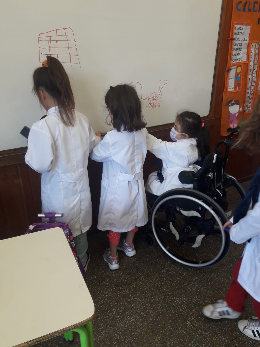 arabelacecilia's tweet image. La asistente de Aurora nos mandó fotos de ella en la clase y ahí la ven, toda felíz ella ♥️♥️♥️