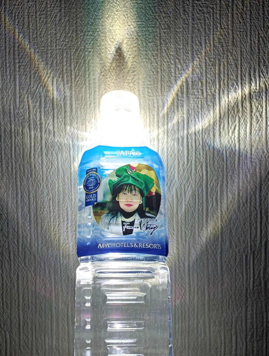もしもの時の知恵。ペットボトルと懐中電灯があれば灯りに！